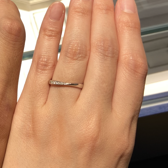 【銀座ダイヤモンドシライシの口コミ】 結婚指輪もシンプルでごちゃごちゃしていないものが多く、派手すぎず、そ…