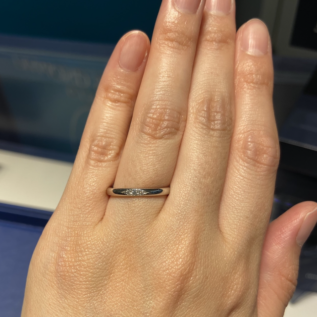 【銀座ダイヤモンドシライシの口コミ】 結婚指輪もシンプルでごちゃごちゃしていないものが多く、派手すぎず、そ…