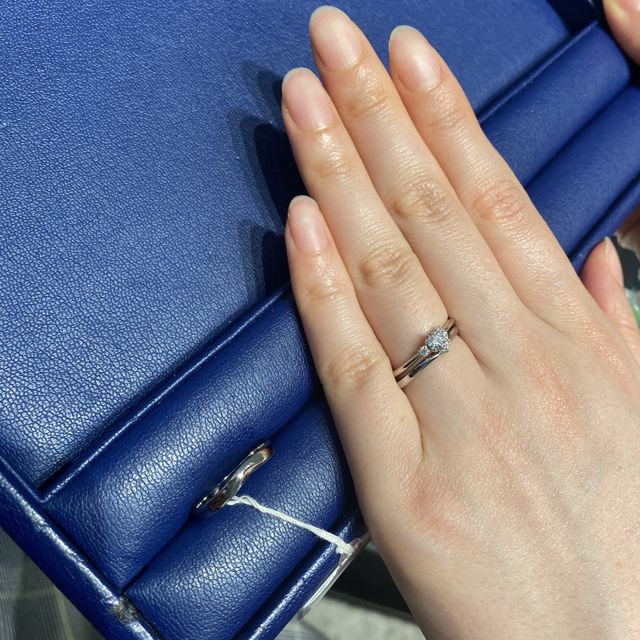 【銀座ダイヤモンドシライシの口コミ】 細いリングですがとても強度が高い素材を使用されており、且つウェーブか…