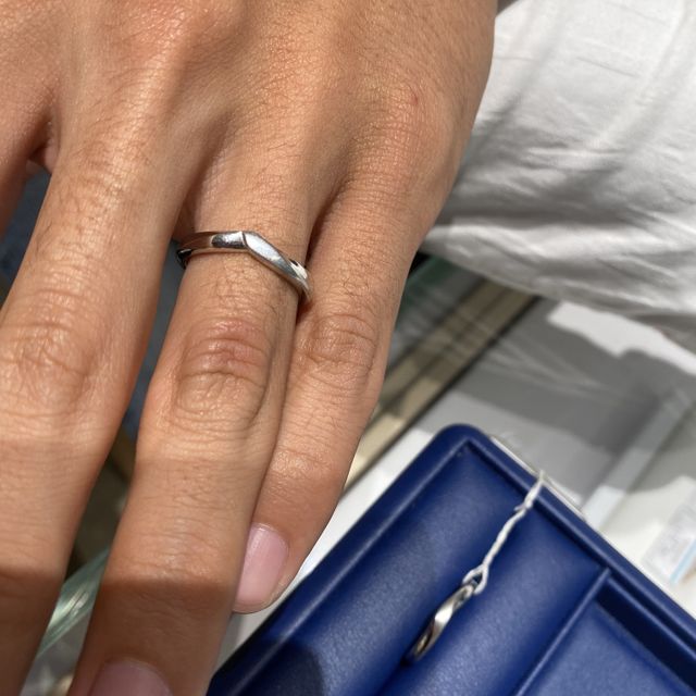 【銀座ダイヤモンドシライシの口コミ】 着け心地もよく、ハッキリとしたV字のラインが流れるようで綺麗です！
マ…