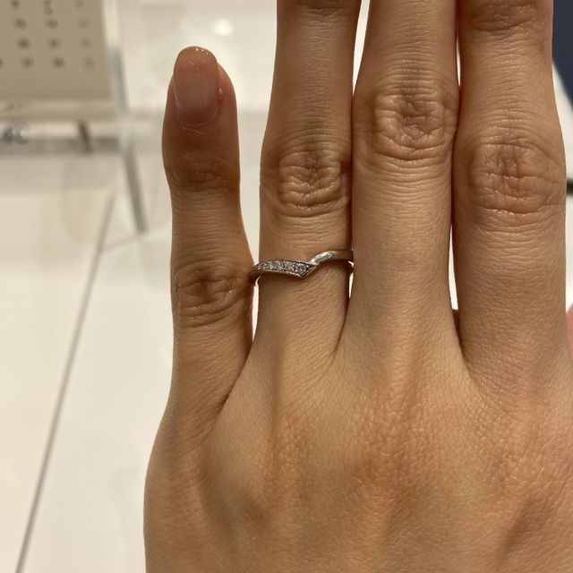 【4℃ BRIDAL(ヨンドシーブライダル)の口コミ】 プラチナ部分が非常に華奢で可愛らしいです！ダイヤも内側から外側へ流れ…
