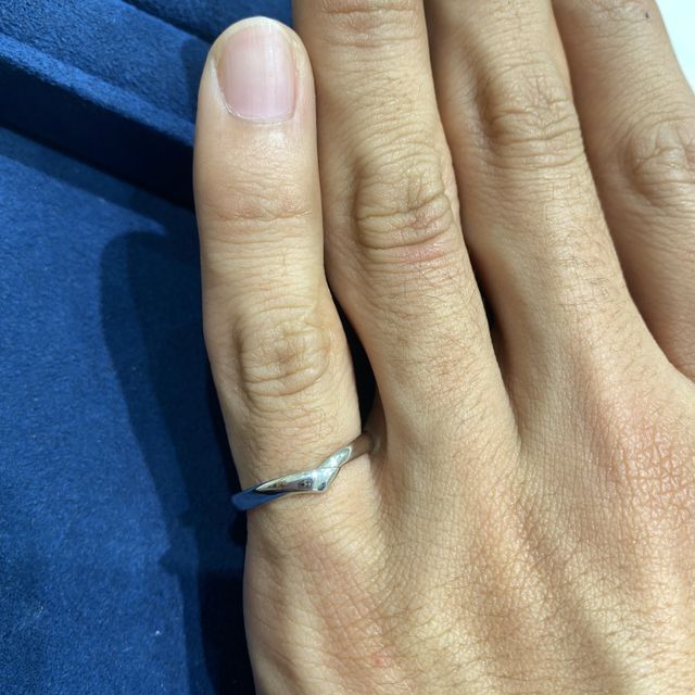 【4℃ BRIDAL(ヨンドシーブライダル)の口コミ】 V字のラインで重なるタイプのもの。滑らかで綺麗です！男性の物は太いもの…