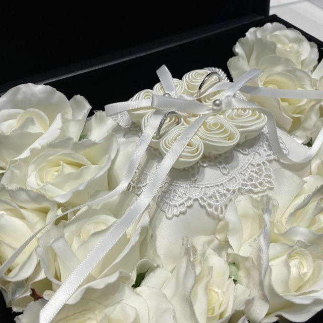 【4℃ BRIDAL(ヨンドシーブライダル)の口コミ】 デザイン重視で決めました。ウェーブしたデザインのもので、上品だけどち…