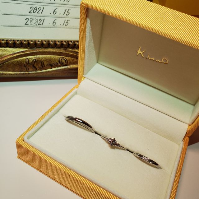 【ケイウノ ブライダル(K.UNO BRIDAL)の口コミ】 波打っている様なデザインで真っ直ぐな形ではなく、曲線を描いている形が…