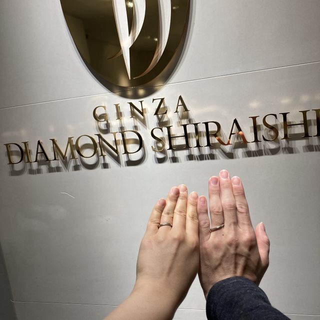 【銀座ダイヤモンドシライシの口コミ】 ストレートタイプの指輪に斜めにストーンが入るような指輪です。一方男性…