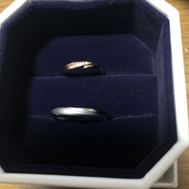 【4℃ BRIDAL(ヨンドシーブライダル)の口コミ】 婚約指輪が別のブランドだったが、重ね付けをするのが夢だったため色味と…