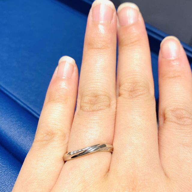 【銀座ダイヤモンドシライシの口コミ】 シンプルですが、歳を重ねた時につけていても上品に着けられて、両サイド…