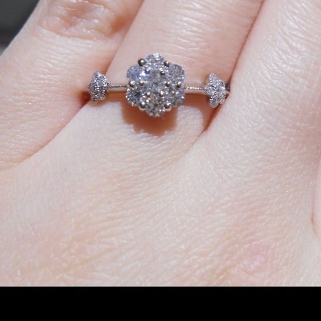 【AbHeri(アベリ)の口コミ】 なんといっても、この花の形をしたデザインです。ダイヤの輝きもそれをひ…