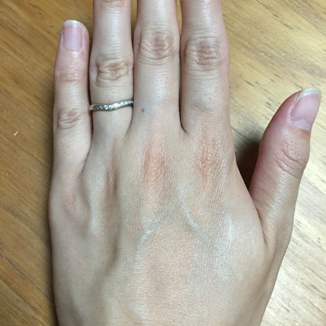 【ROCCA(ロッカ)の口コミ】 ごくシンプルなものではなく、少しデザイン性もあり指が細く見えるような…