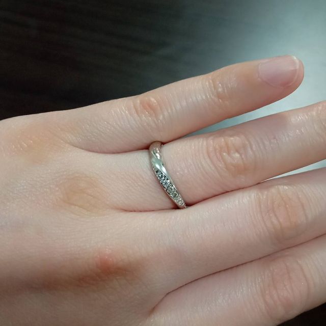 【SORA(ソラ)の口コミ】 ダイヤと研ぎ目の種類が異なる輝き具合と、２つのデザインが自然な形で融…