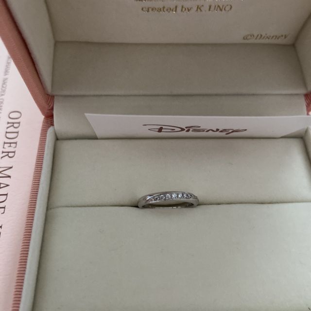 【ケイウノ ブライダル(K.UNO BRIDAL)の口コミ】 指輪は、ダイヤが多めで、華奢なデザイン。ディズニーと絡められるデザイ…