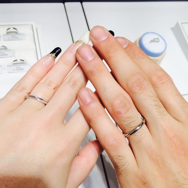 【銀座ダイヤモンドシライシの口コミ】 色々な店舗のパンフレットを見て、
デザインのシンプルさがいいなと思って…