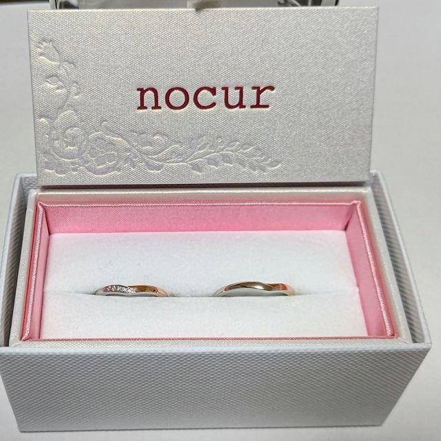 【nocur(ノクル)の口コミ】 細いタイプでひねりのあるデザインが好みでした。
結婚指輪と言えば、シル…