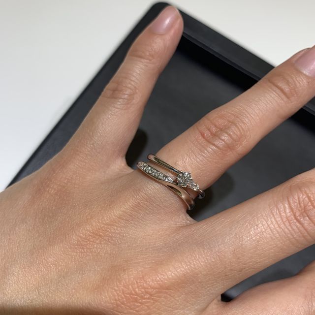 【ラザール ダイヤモンド(LAZARE DIAMOND)の口コミ】 斜めにメレ(小粒)ダイヤが並ぶデザインの指輪は沢山あるが、こちらは正面…