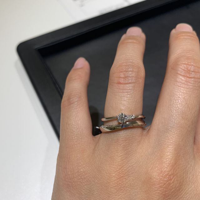 【ラザール ダイヤモンド(LAZARE DIAMOND)の口コミ】 中央を中心にメレが斜め向きに並び、敢えて正面を向かないようにデザイン…