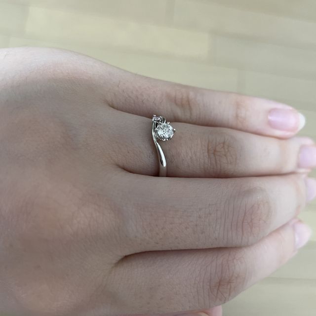 【アイプリモ(I-PRIMO)の口コミ】 リング全体のデザインにひねりがあり、単調ではないところがとっても気に…