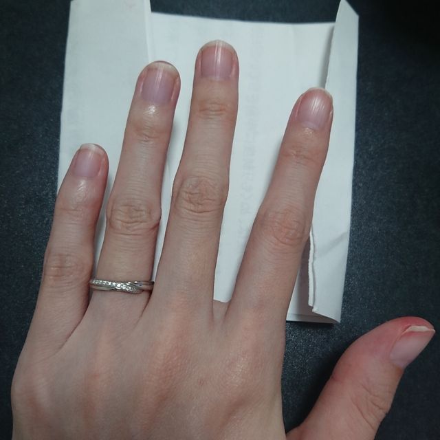 【エクセルコダイヤモンド(EXELCO DIAMOND)の口コミ】 婚約指輪に合うマリッジリングを探してました。
ダイヤモンドの美しさと、…