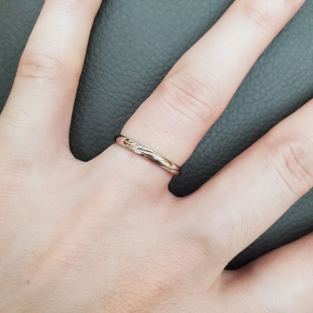 【アイプリモ(I-PRIMO)の口コミ】 指輪の素材はプラチナで、見た目はシンプルです。薄く軽いため、長時間付…