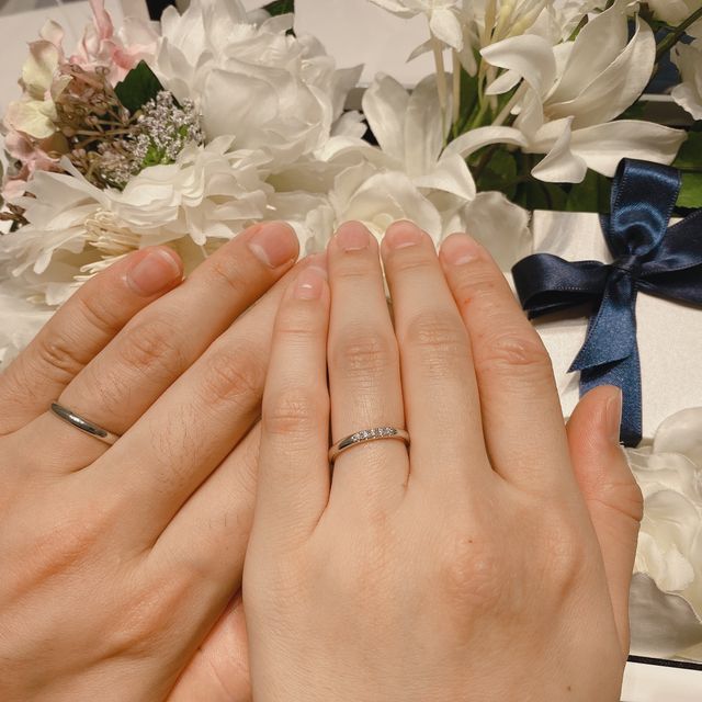 【4℃ BRIDAL(ヨンドシーブライダル)の口コミ】 ストレートラインのシンプルなデザインを選びました。
着け心地も一番良い…