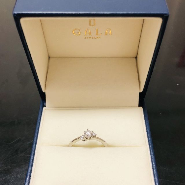 【GALA JEWELRY(ガラジュエリー)の口コミ】 デザインが1番の決め手です。
いくつか見比べて、センターダイヤの両脇に…