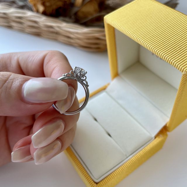 【ケイウノ ブライダル(K.UNO BRIDAL)の口コミ】 フルオーダーであった為、他のリングでは見ないような横顔にこだわりデザ…