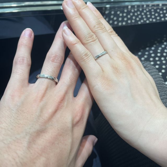 【ラザール ダイヤモンド(LAZARE DIAMOND)の口コミ】 平打ちのデザインが、アクセントになっており、お洒落だと思います。フィ…