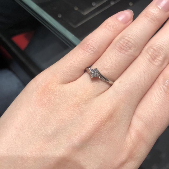 【エクセルコダイヤモンド(EXELCO DIAMOND)の口コミ】 デザインや軽すぎない重さ、つけ心地が決めてでした。他店にも伺いました…