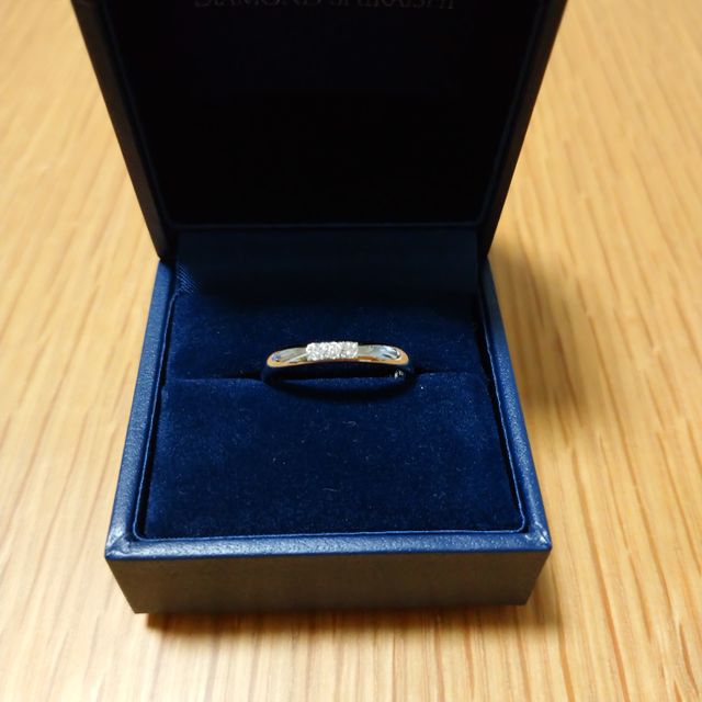 【銀座ダイヤモンドシライシの口コミ】 最初はいろいろな指輪があって悩みましたが、最終的にはシンプルで、流行…