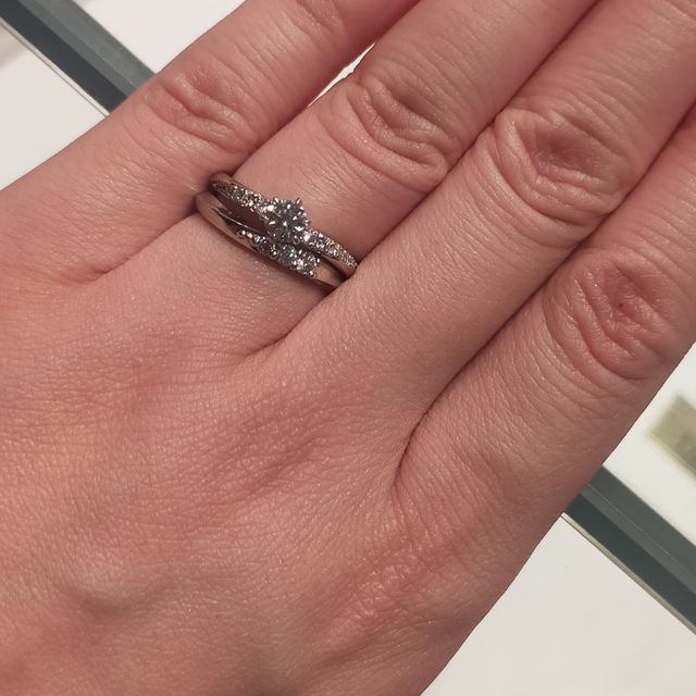 【銀座ダイヤモンドシライシの口コミ】 年齢を重ねても着けれるデザインを重視しました。
キラキラしているデザイ…