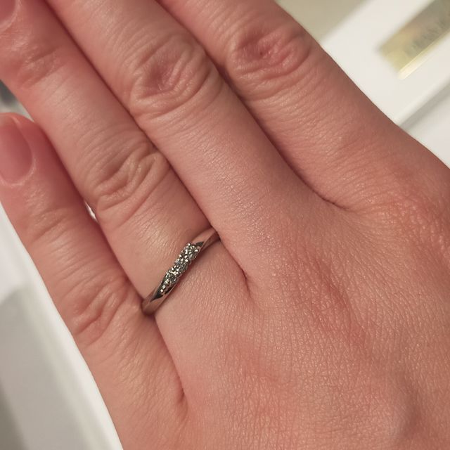 【銀座ダイヤモンドシライシの口コミ】 年齢を重ねても着けれるデザインを重視しました。
キラキラしているデザイ…