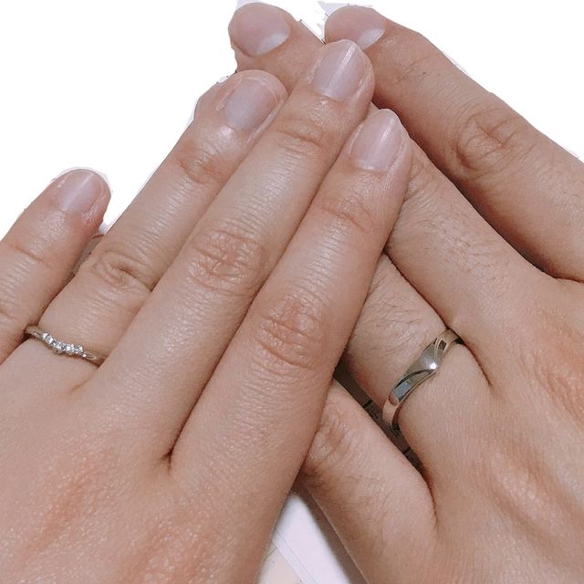【Foulason(フレゾン)の口コミ】 指がスッキリ見えるV字で、婚約指輪とぴったり合うデザインのものを探して…