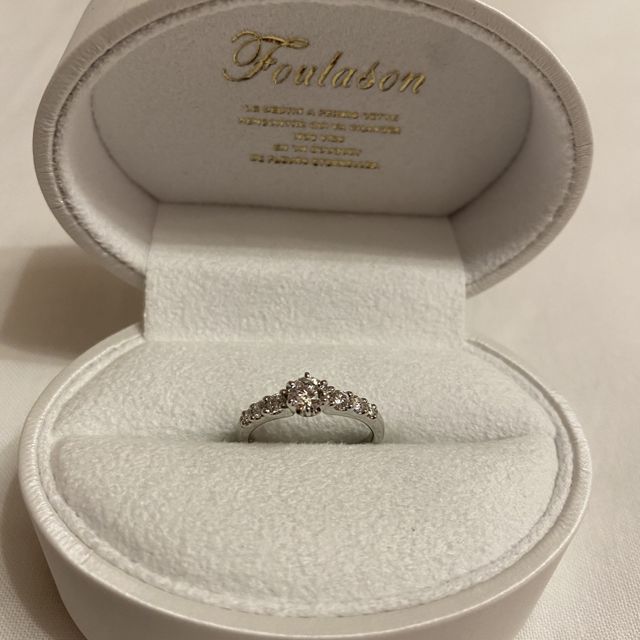 【Foulason(フレゾン)の口コミ】 当初はシンプルな一粒ダイヤのものを探していましたが、
私と彼の一目惚れ…