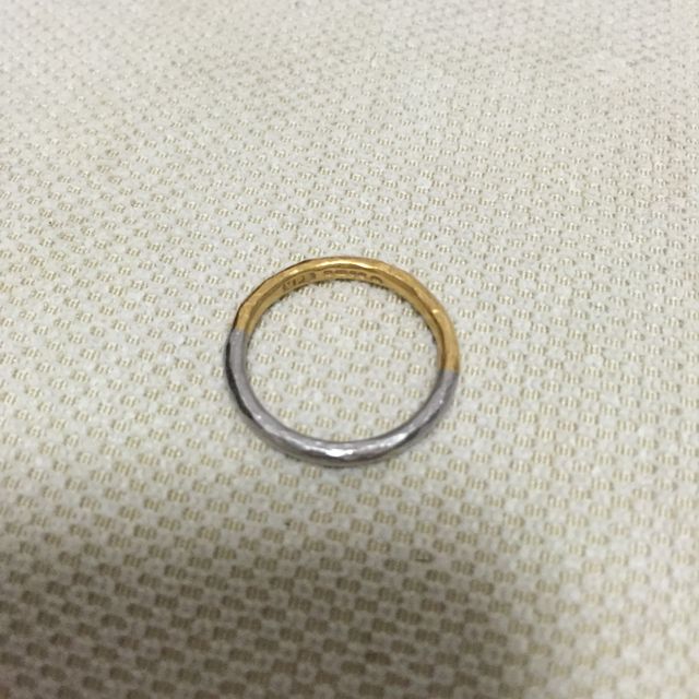 【MALCOLM BETTS(マルコムベッツ)の口コミ】 イギリスのブランドです。
プラチナとゴールドの異素材の金属を1つの指輪…