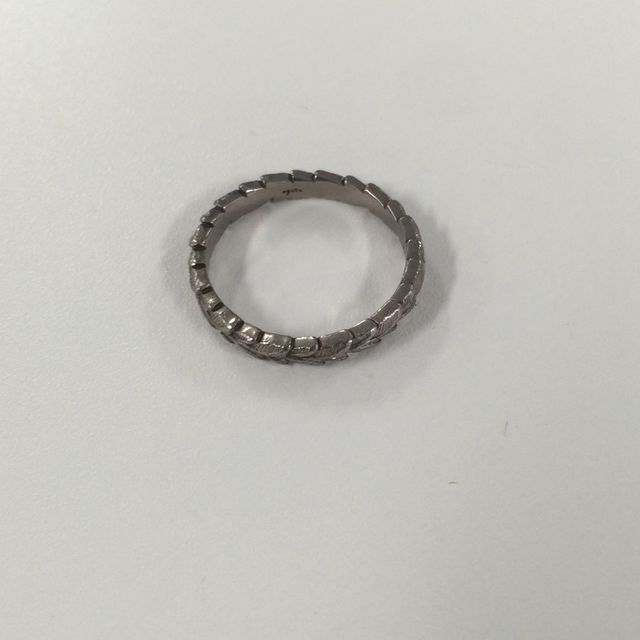 【agete(アガット)の口コミ】 決め手は葉を模したデザインと価格です。低価格で妻の求めていたデザイン…