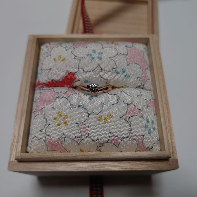 【杢目金屋(もくめがねや)の口コミ】 杢目の模様の直接見たときのトキメキや、ダイヤの輝きと数など直接リング…