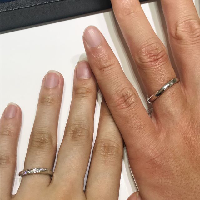 【4℃ BRIDAL(ヨンドシーブライダル)の口コミ】 指輪全体がウェーブしているので、とても綺麗なラインです。どんな手にも…