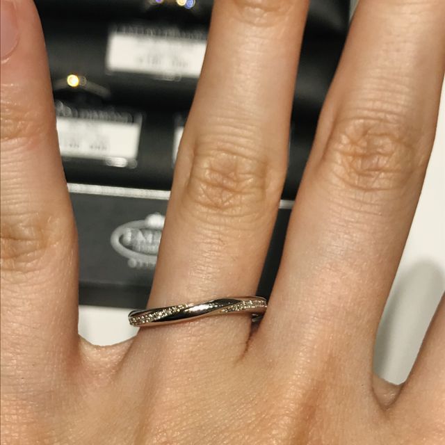 【エクセルコダイヤモンド(EXELCO DIAMOND)の口コミ】 サイドにダイヤモンドが付いている為、正面だけでなく、横から見ても綺麗…