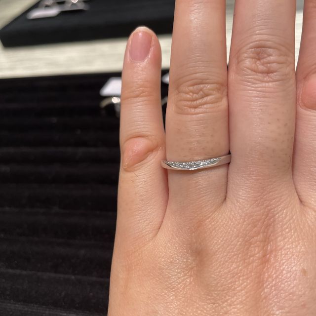 【TRECENTI(トレセンテ)の口コミ】 V字リングを探していました。
この指輪は、よくある正面に埋め込まれるデ…