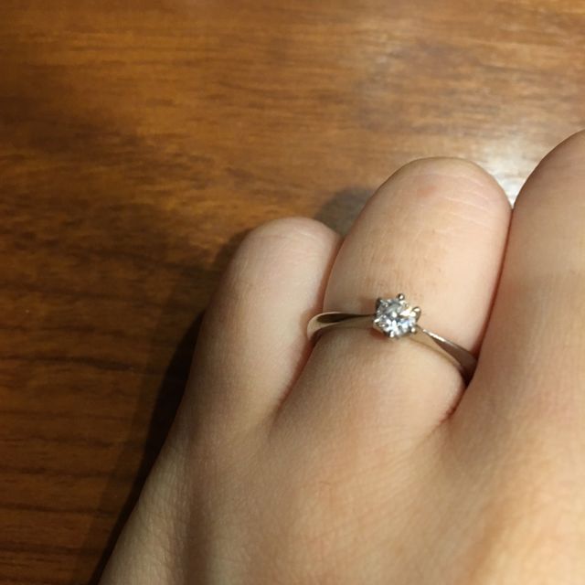 【4℃ BRIDAL(ヨンドシーブライダル)の口コミ】 指がきれいに見えるデザインかよかったのでこちらにしました。ダイヤに向…