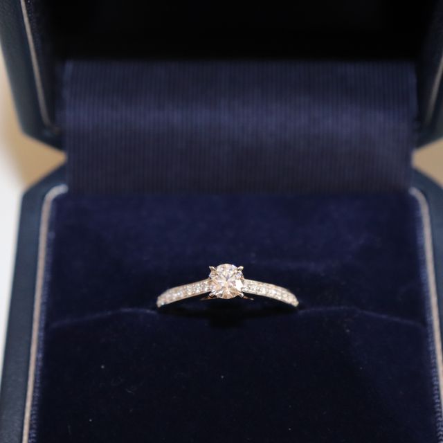 【銀座ダイヤモンドシライシの口コミ】 ダイヤモンドの逆三角形がサイドから見える留め方になっているところが気…