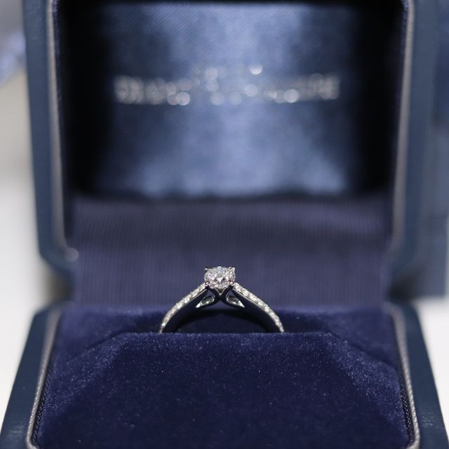 【銀座ダイヤモンドシライシの口コミ】 ダイヤモンドの逆三角形がサイドから見える留め方になっているところが気…