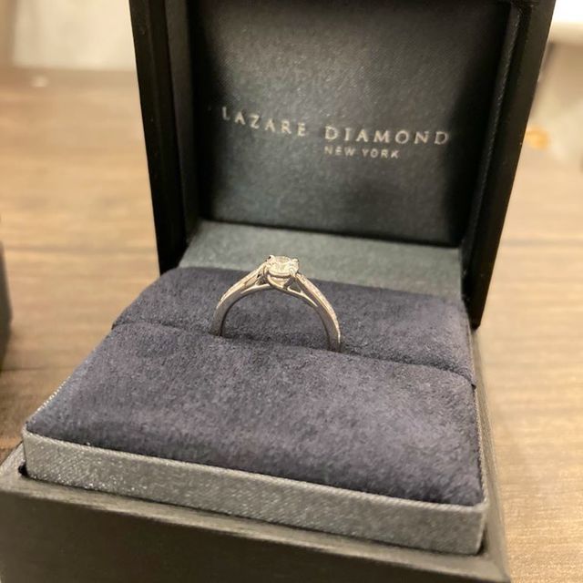 【ラザール ダイヤモンド(LAZARE DIAMOND)の口コミ】 ダイヤモンドの虹色の輝きです。センターダイヤモンドだけでなく、キラキ…