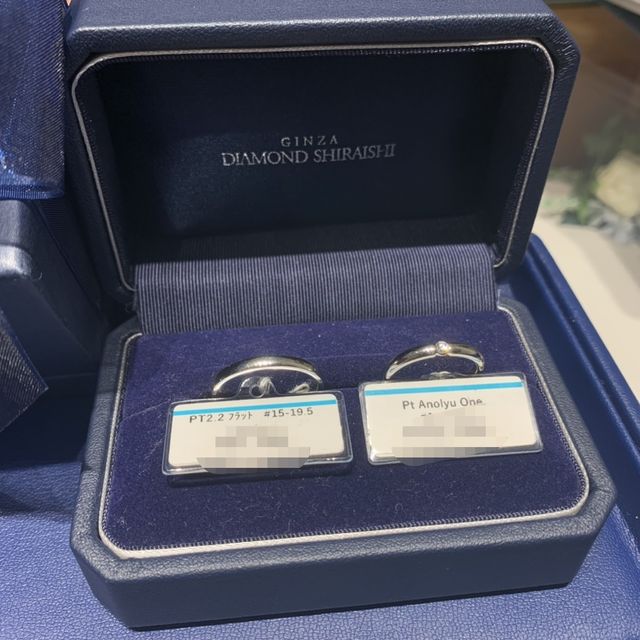 【銀座ダイヤモンドシライシの口コミ】 まずは指輪の素材
変色しにいプラチナを選びました。
次にシェイプはシン…