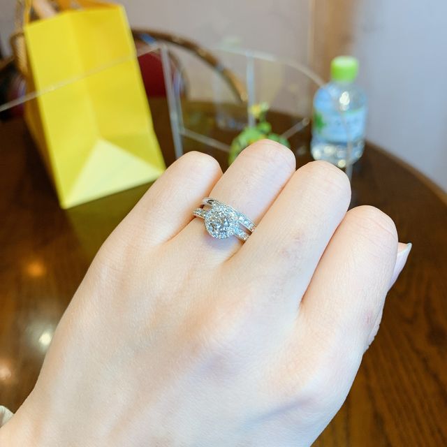 【ケイウノ ブライダル(K.UNO BRIDAL)の口コミ】 彼から頂いたダイヤを最大限に輝かせたかったので、フラワーサークルモチ…