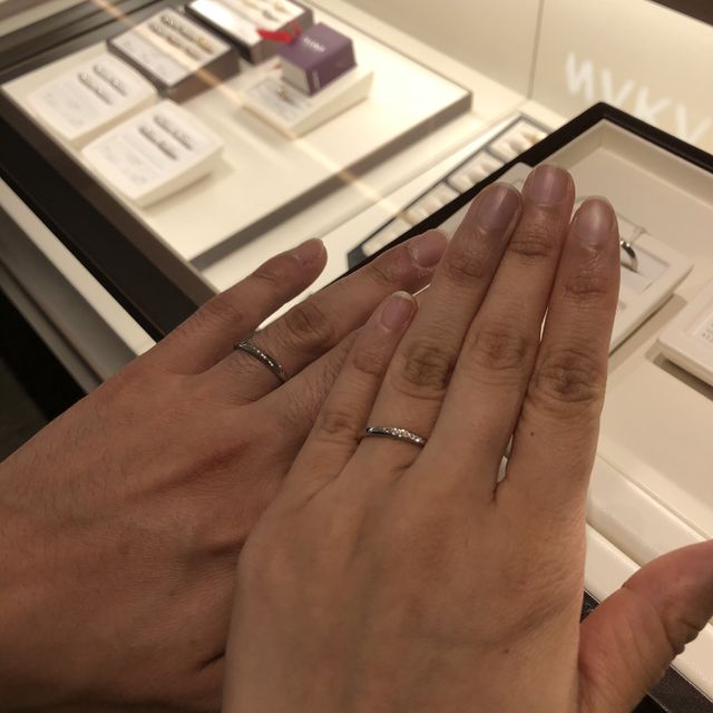 【俄(にわか)の口コミ】 細身のデザインが指に馴染む感じでした。
女性の指輪にはさりげなくデザイ…