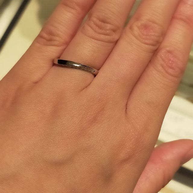 【俄(にわか)の口コミ】 年齢を重ねても長く着けれるデザインを求めていました。
キラキラしたデザ…