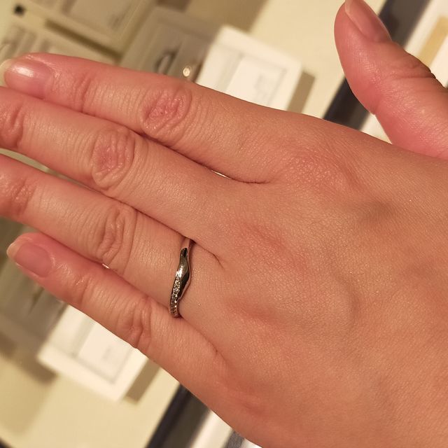 【俄(にわか)の口コミ】 年齢を重ねても長く着けれるデザインを求めていました。
キラキラしたデザ…