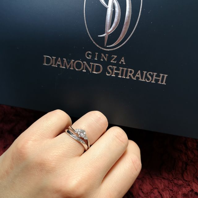 【銀座ダイヤモンドシライシの口コミ】 婚約指輪は彼が選んで贈ってくれました！大きなダイアモンドが3つでとても…