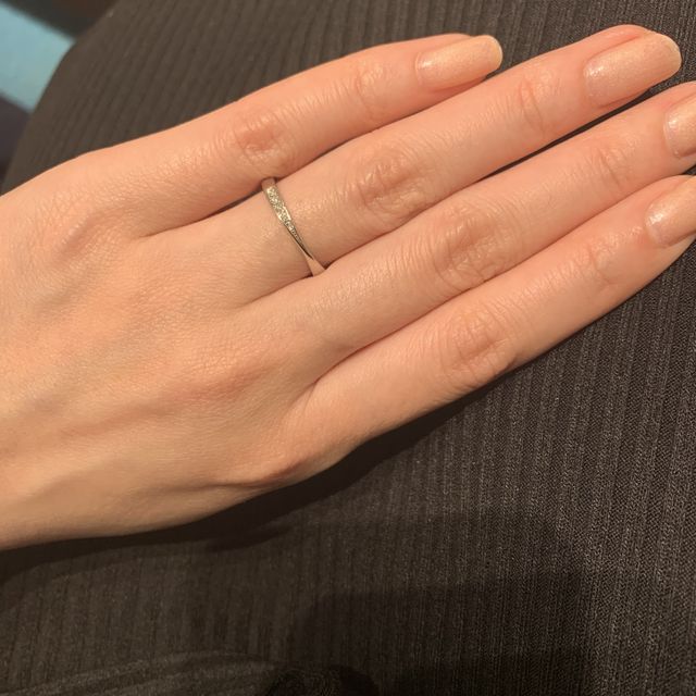 【銀座ダイヤモンドシライシの口コミ】 事務系のお仕事をしておりますが、毎日つけたいので
シンプルなデザインを…