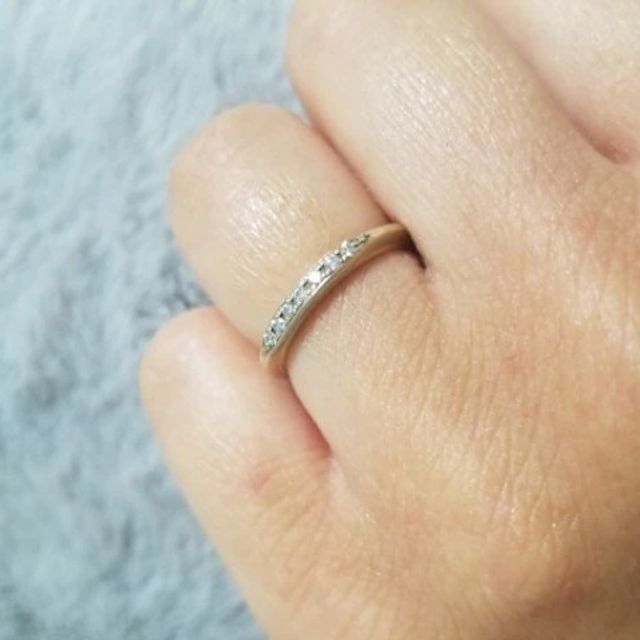 【杢目金屋(もくめがねや)の口コミ】 シンプルな細身のフォルムで杢目模様とダイヤモンドの繊細な輝きの相性が…